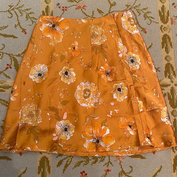 Princess Polly Dresses & Skirts - PRINCESS POLLY FLORAL SKIRT